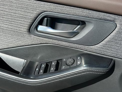Used 2023 Nissan Rogue SV image 18