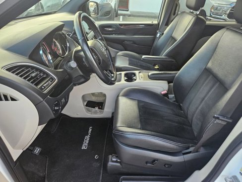 Used 2017 Dodge Grand Caravan SXT w/ Rear Park Assist Package image 14