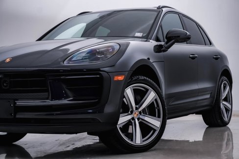 Certified 2024 Porsche Macan image 2