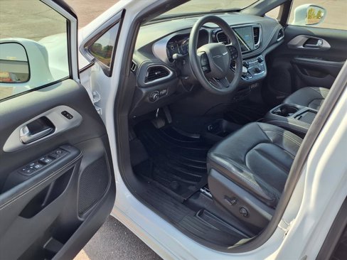 Used 2022 Chrysler Pacifica Touring-L w/ Uconnect Theater Family Group image 6