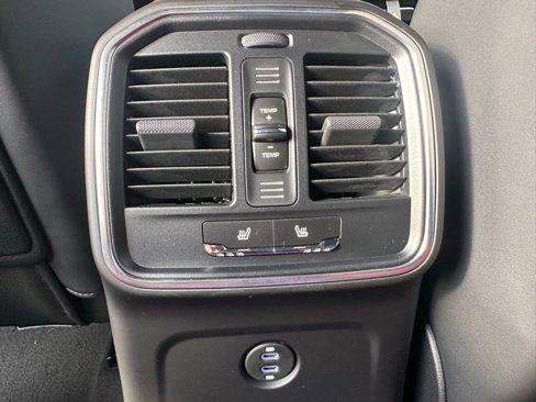 Used 2025 Porsche Macan image 32