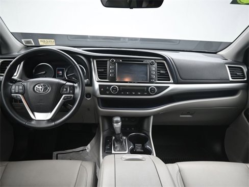 Used 2018 Toyota Highlander XLE image 20