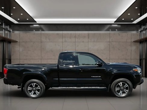 Used 2017 Toyota Tacoma TRD Sport image 7