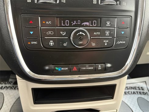 Used 2016 Chrysler Town & Country Touring-L w/ Driver Convenience Group image 19