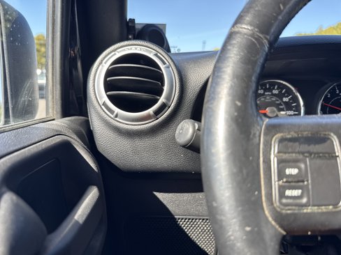Used 2013 Jeep Wrangler Unlimited Sahara image 21