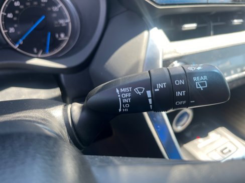 Used 2022 Toyota Venza XLE image 11