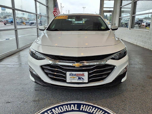 Used 2022 Chevrolet Malibu LT image 2