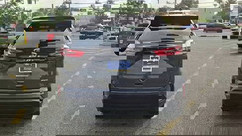 Certified 2021 Ford Edge SE image 2