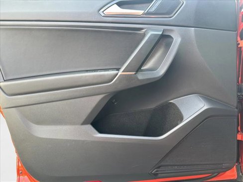 Used 2018 Volkswagen Tiguan SE w/ Panoramic Sunroof Package image 10