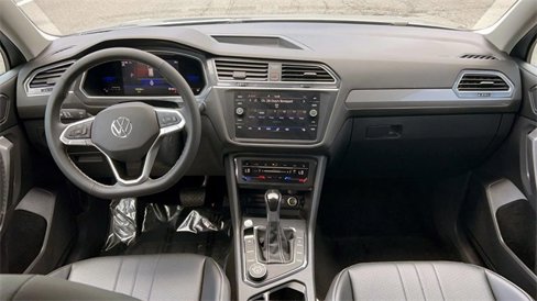 Used 2022 Volkswagen Tiguan SE image 12