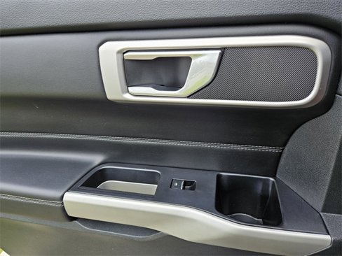 Used 2022 Ford Explorer XLT w/ Equipment Group 202A image 9