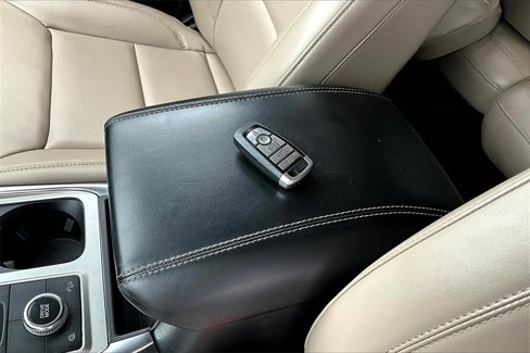 Used 2022 Ford Explorer XLT w/ Equipment Group 202A image 10