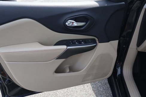 Used 2019 Jeep Cherokee Latitude w/ Popular Appearance Group image 10