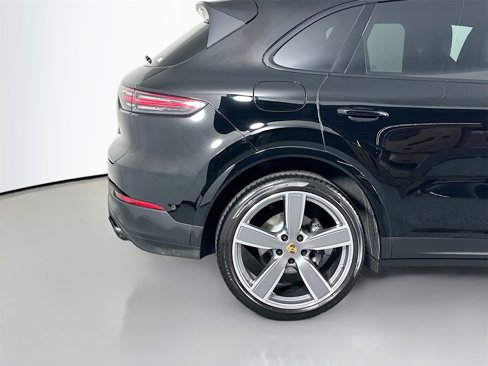 Certified 2023 Porsche Cayenne Platinum Edition image 13