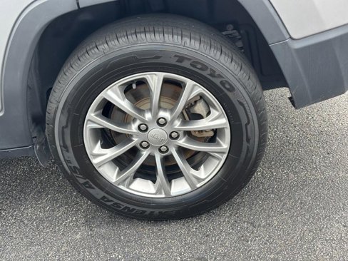 Used 2019 Jeep Cherokee Latitude Plus w/ Cold Weather Group image 7