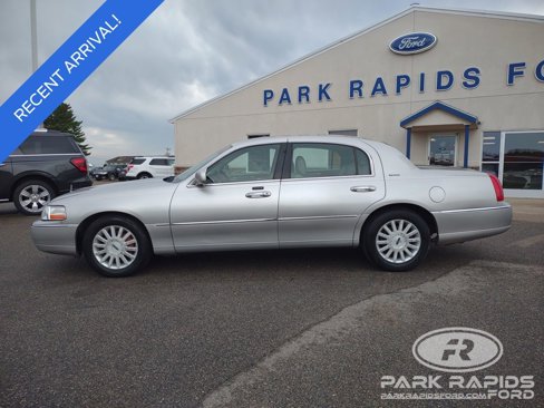 Used 2004 Lincoln Town Car Signature image 2