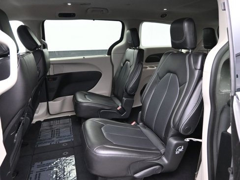 Used 2023 Chrysler Pacifica Touring-L image 29