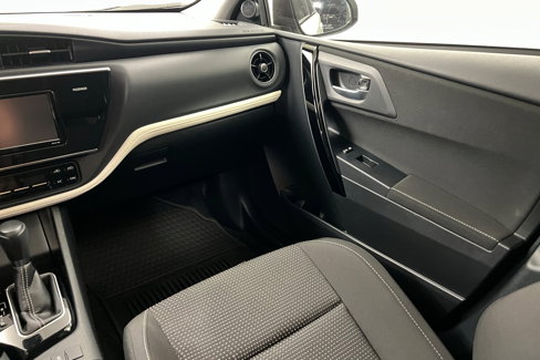 Used 2018 Toyota Corolla iM image 11
