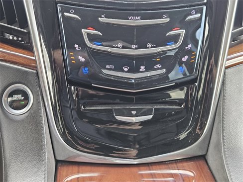 Used 2015 Cadillac Escalade Luxury image 19
