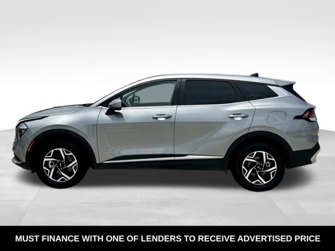Used 2023 Kia Sportage LX image 3