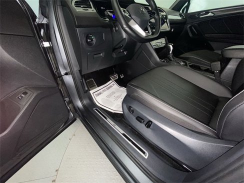 Used 2022 Volkswagen Tiguan SE R-Line image 12