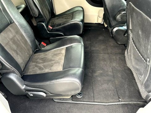 Used 2019 Dodge Grand Caravan SXT image 12