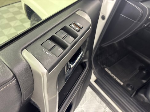 Used 2018 Toyota 4Runner SR5 Premium image 14