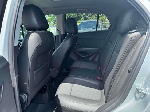 Used 2022 Chevrolet Trax LT w/ LT Convenience Package image 11