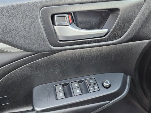 Used 2018 Toyota Highlander SE image 37