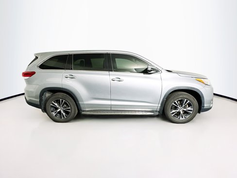 Used 2017 Toyota Highlander LE image 10