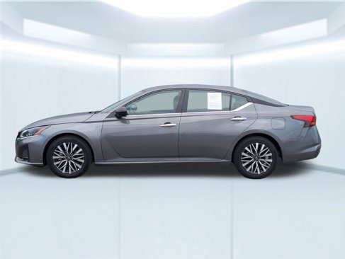 Used 2025 Nissan Altima 2.5 SV image 2