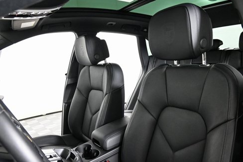 Certified 2025 Porsche Macan image 5