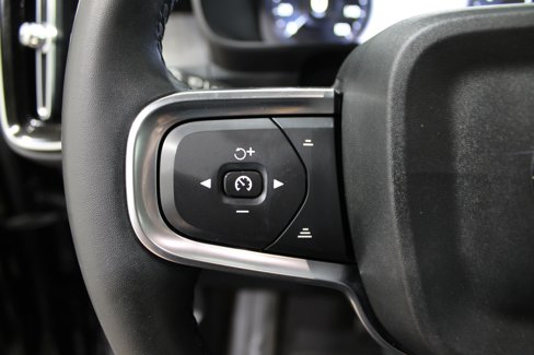 Used 2022 Volvo XC40 T4 Momentum image 8