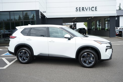 Used 2024 Nissan Rogue SV image 2