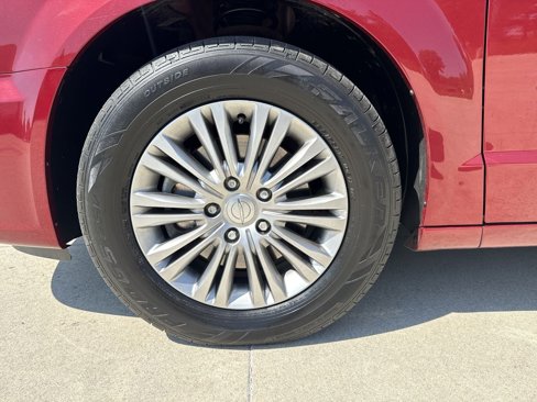 Used 2016 Chrysler Town & Country Touring-L image 35