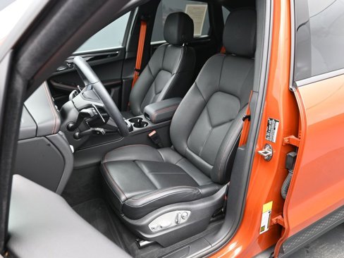 Certified 2025 Porsche Macan image 5