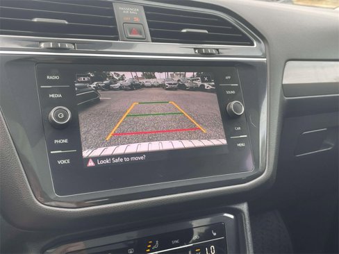 Used 2022 Volkswagen Tiguan SE w/ Panoramic Sunroof Package image 29