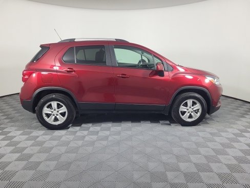 Used 2022 Chevrolet Trax LT w/ LT Convenience Package image 8