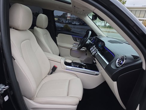 Used 2021 Mercedes-Benz GLB 250 4MATIC w/ Premium Package image 31