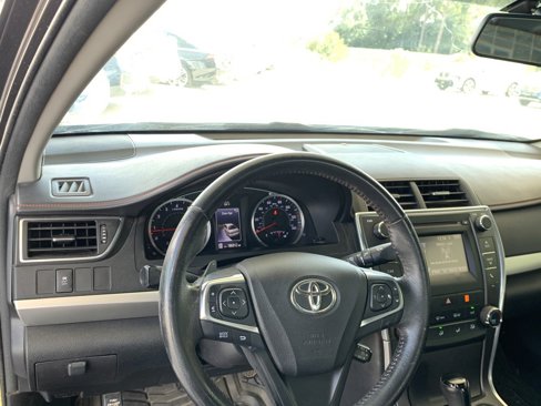 Used 2017 Toyota Camry SE image 11
