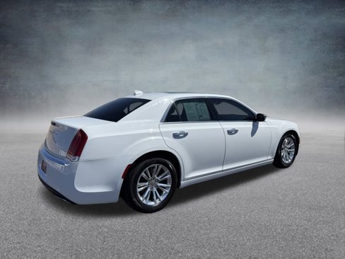 Used 2017 Chrysler 300 C image 3