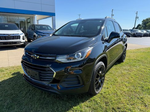 Used 2022 Chevrolet Trax LT w/ Midnight Edition image 3