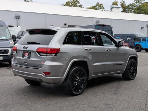 Used 2017 Jeep Grand Cherokee Altitude image 3