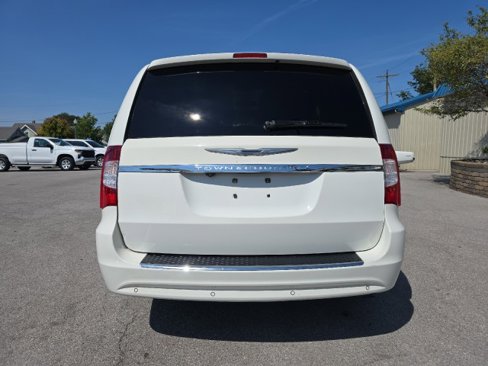 Used 2011 Chrysler Town & Country Touring-L w/ Driver Convenience Group image 7