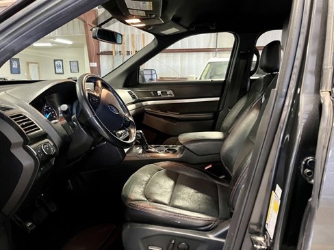 Used 2019 Ford Explorer XLT w/ Equipment Group 202A image 9