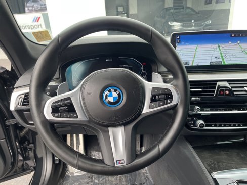 Used 2022 BMW 530e w/ Premium Package image 17