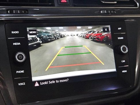 Used 2020 Volkswagen Tiguan SE w/ Panoramic Sunroof Package image 12
