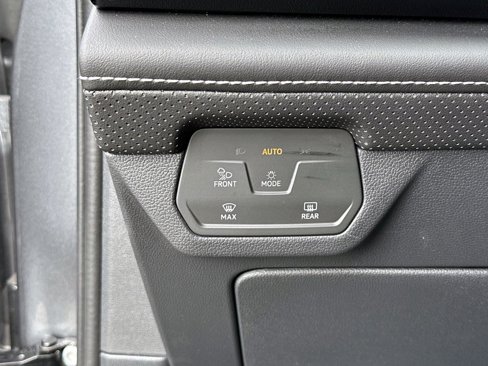 Used 2024 Volkswagen Atlas Cross Sport SE image 32