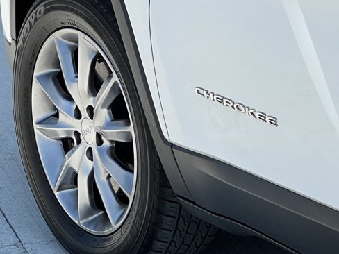 Used 2018 Jeep Cherokee Limited image 12