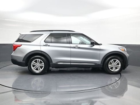 Used 2023 Ford Explorer XLT w/ Equipment Group 202A image 3